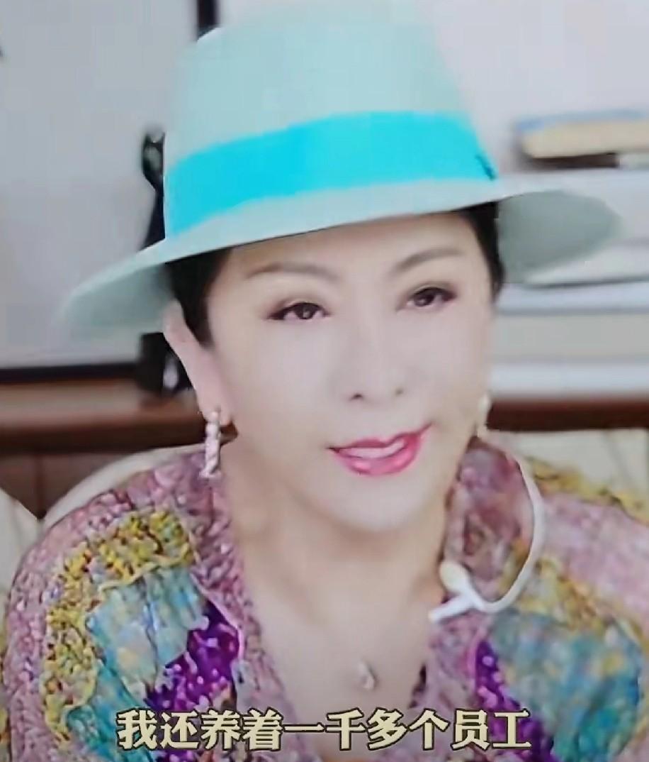 9月28日，“向家破产”的词条在热搜上挂了一天，向太终于在晚上直播的时候回应了，