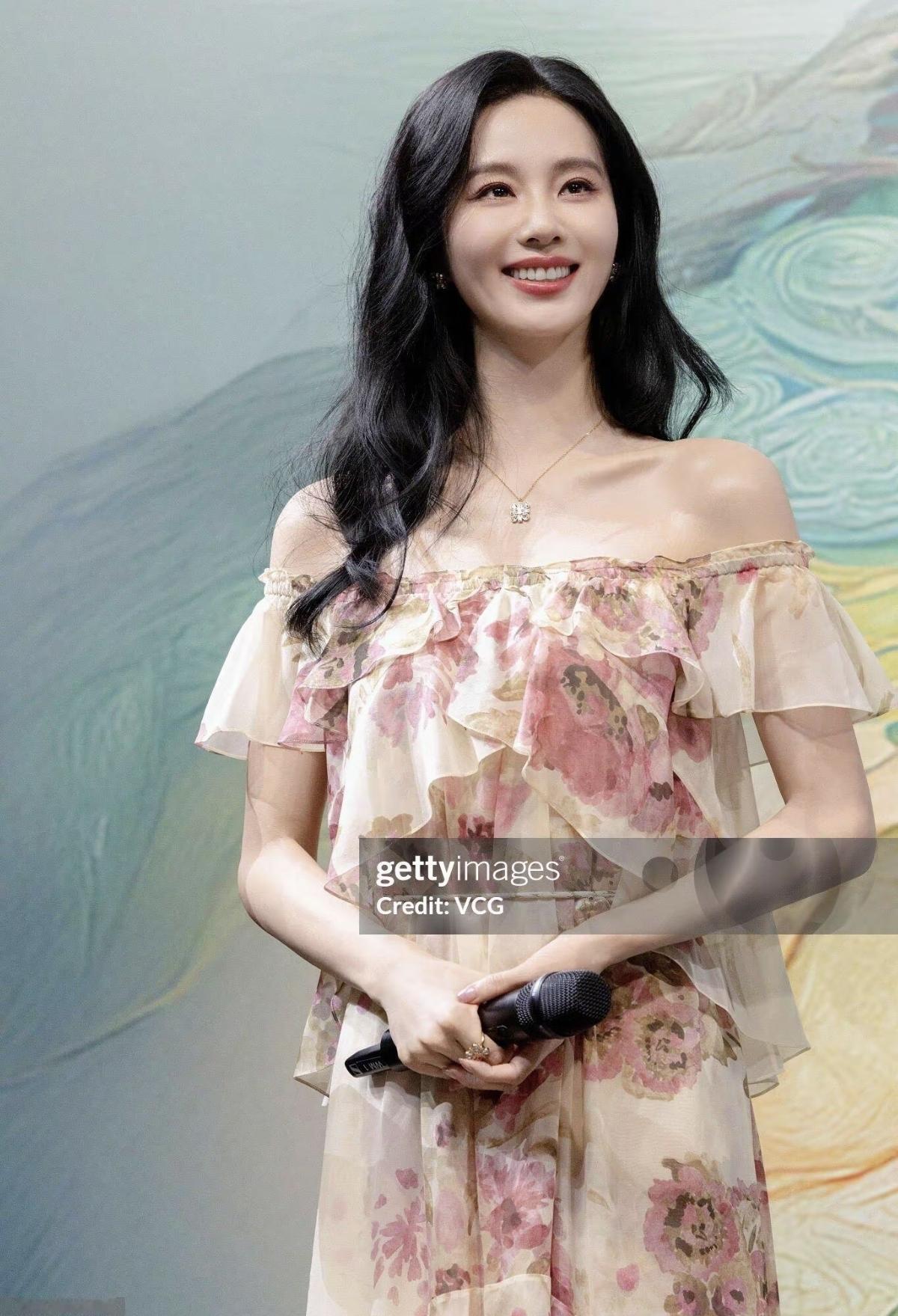 粉色闪钻鱼尾礼裙，一字肩设计露出精致肩颈线，裙身缀满闪钻与斜纹褶皱，鱼尾剪裁勾勒