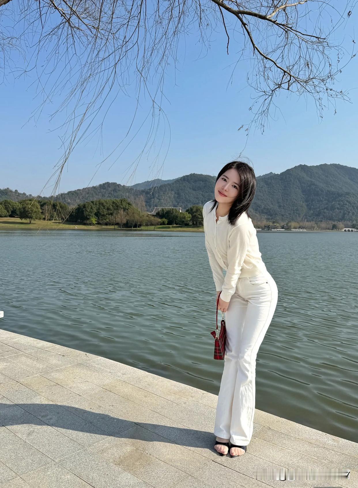 旅行的意义，或许就藏在那不经意间邂逅的宁静里。我分享一张在湖边拍的照片，照片里我