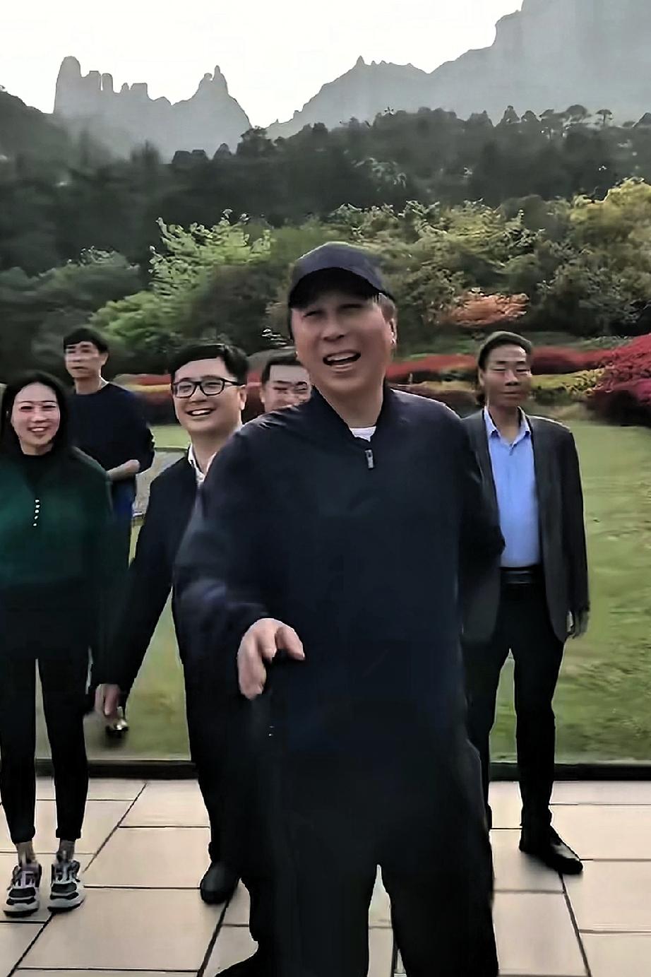 冯巩一行人在山间漫步，正巧被后面的粉丝认了出来。一位男粉丝在他身后热情地喊道：“