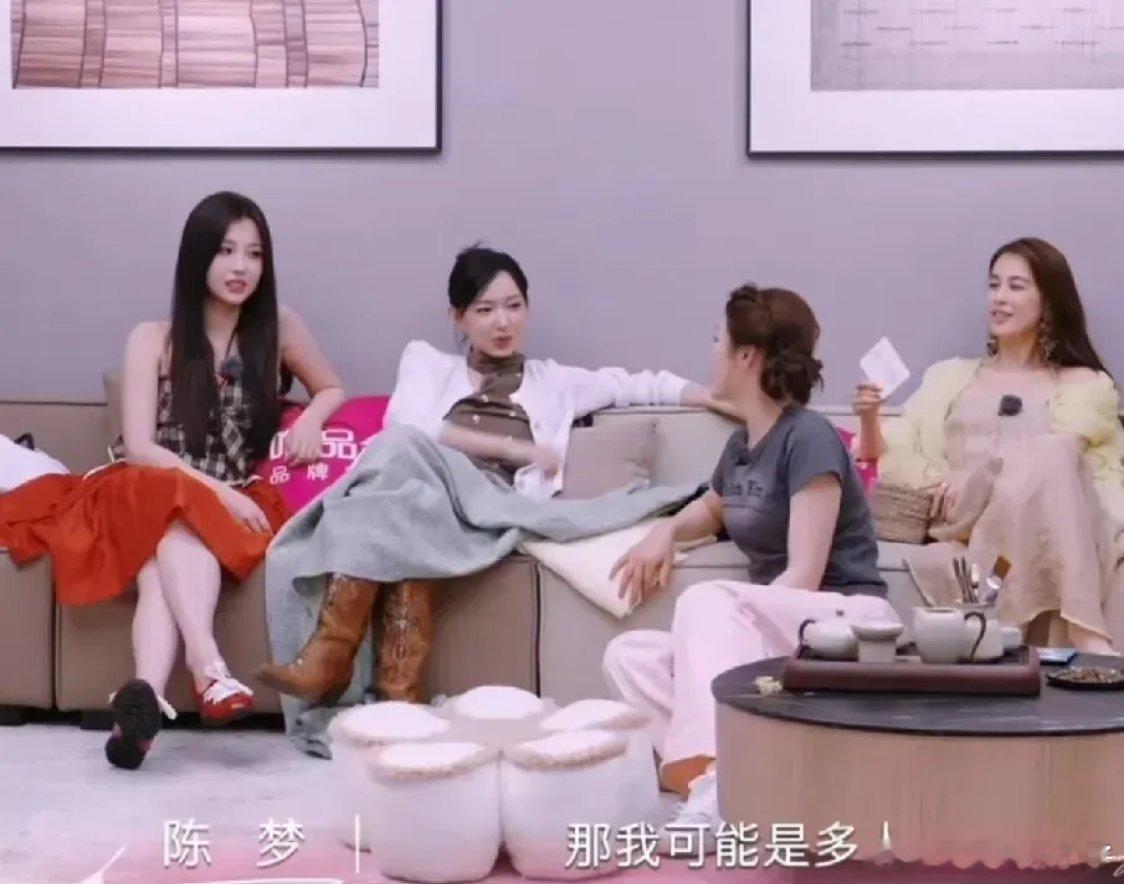 黄圣依好奇发问：“大家是青睐在人山人海的场景中被表白，还是更喜欢只有两人的私密表