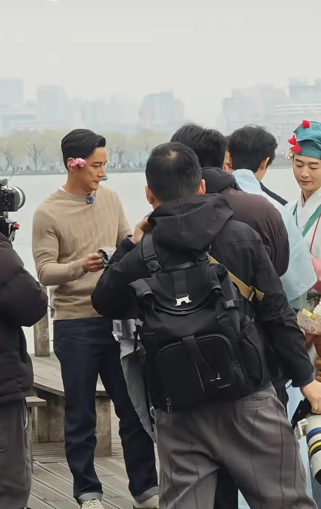 他没好好珍惜华语电影给他机会，要不然也不至于这样。