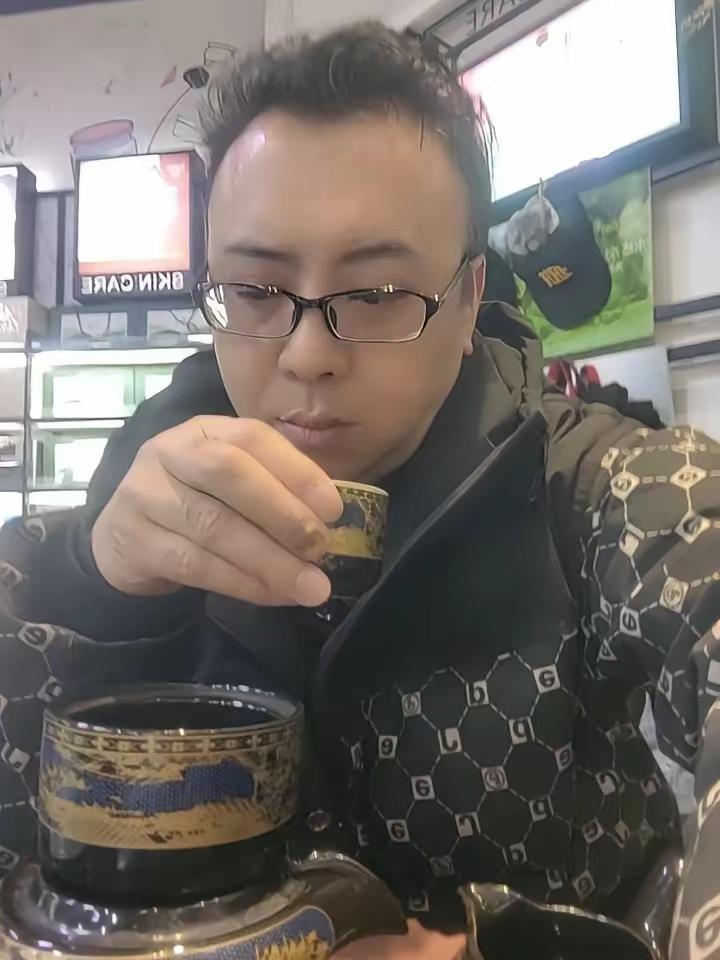 人到55岁，我终于想问问：人活着，到底图个啥？今年我55岁了，父母不在了，孩