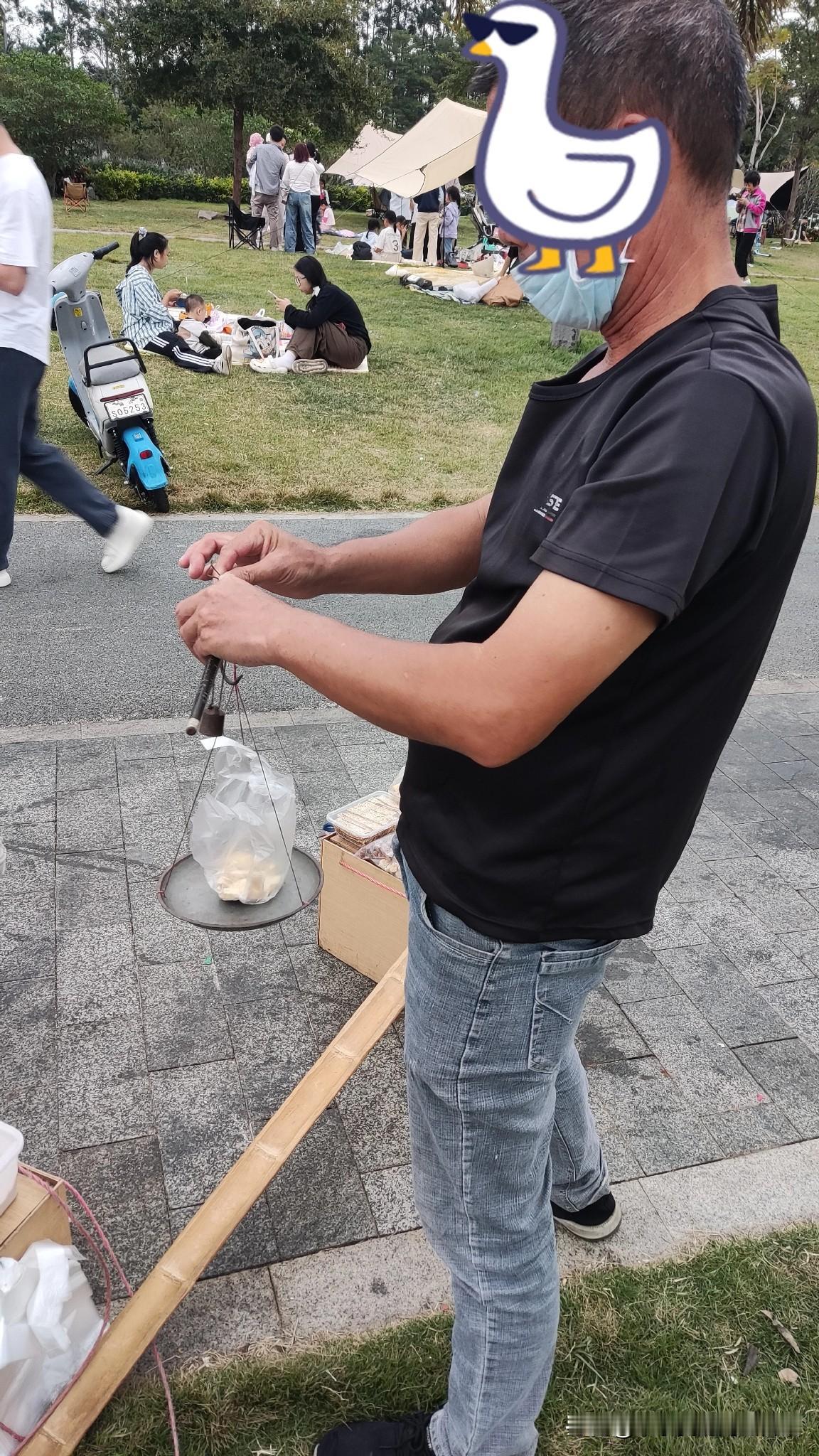 公园偶遇麦芽糖小贩，6块钱的甜蜜里藏着套路在公园碰到挑着担子卖麦芽糖的大叔