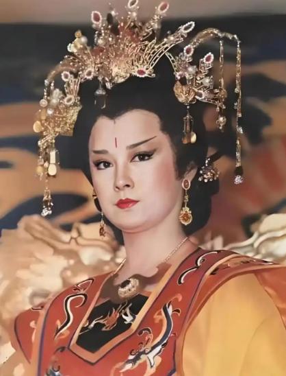 705年，武则天正睡得香甜，宰相张柬之猛地把门踢开，对着她枕边之人挥刀就砍，两颗