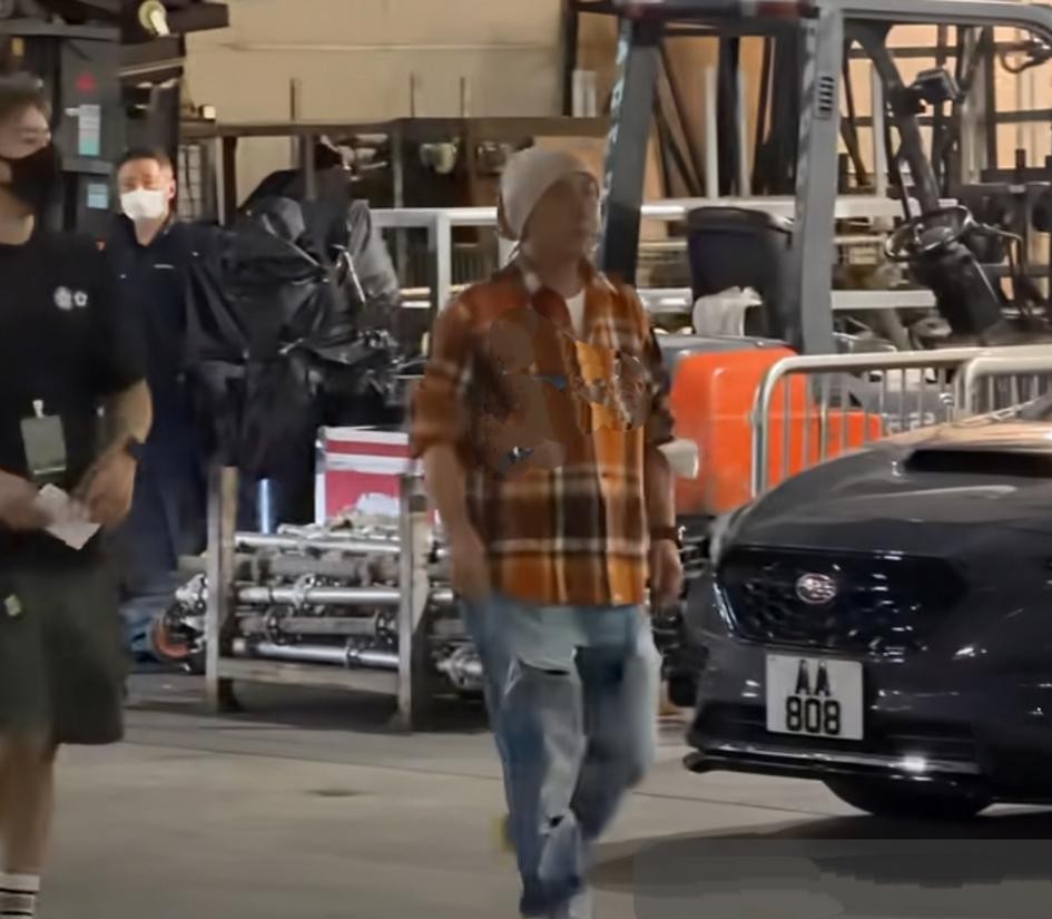 谁能想到许志安时隔多年重返红馆，全网讨论的焦点居然全跑偏到了台下坐着的张卫健身上。这场演出的老友排面