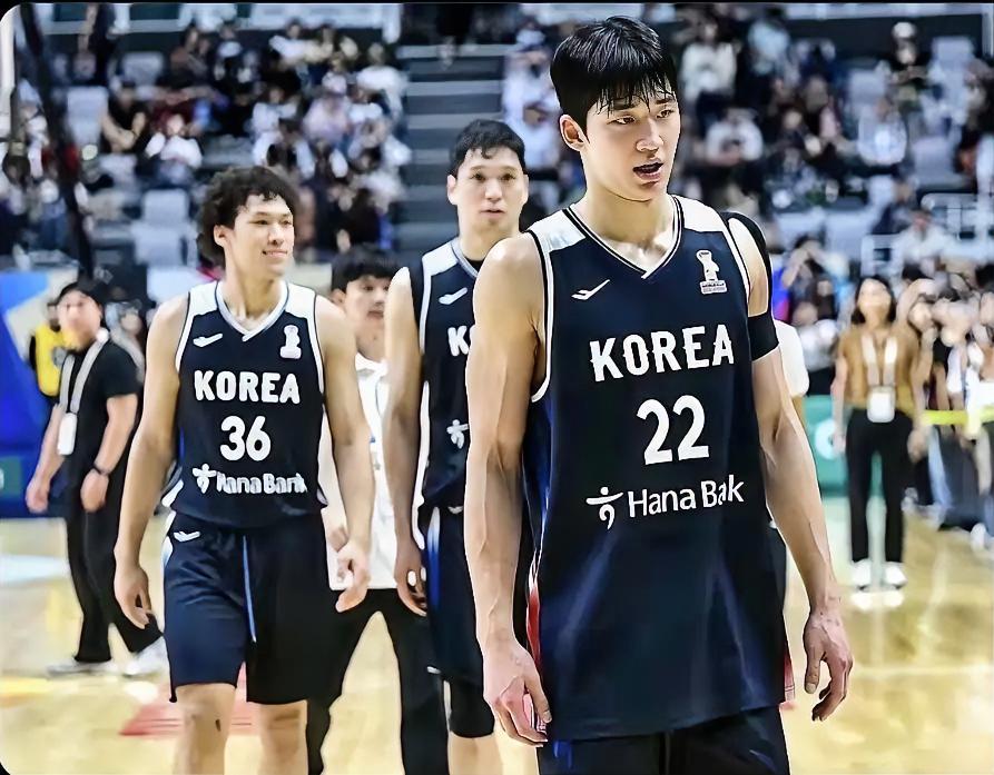 韩国男篮夺冠才一天，李贤重就亏了上千万。你敢信吗，他放弃日本联赛开出的130万美元年薪，跑去跟NBA