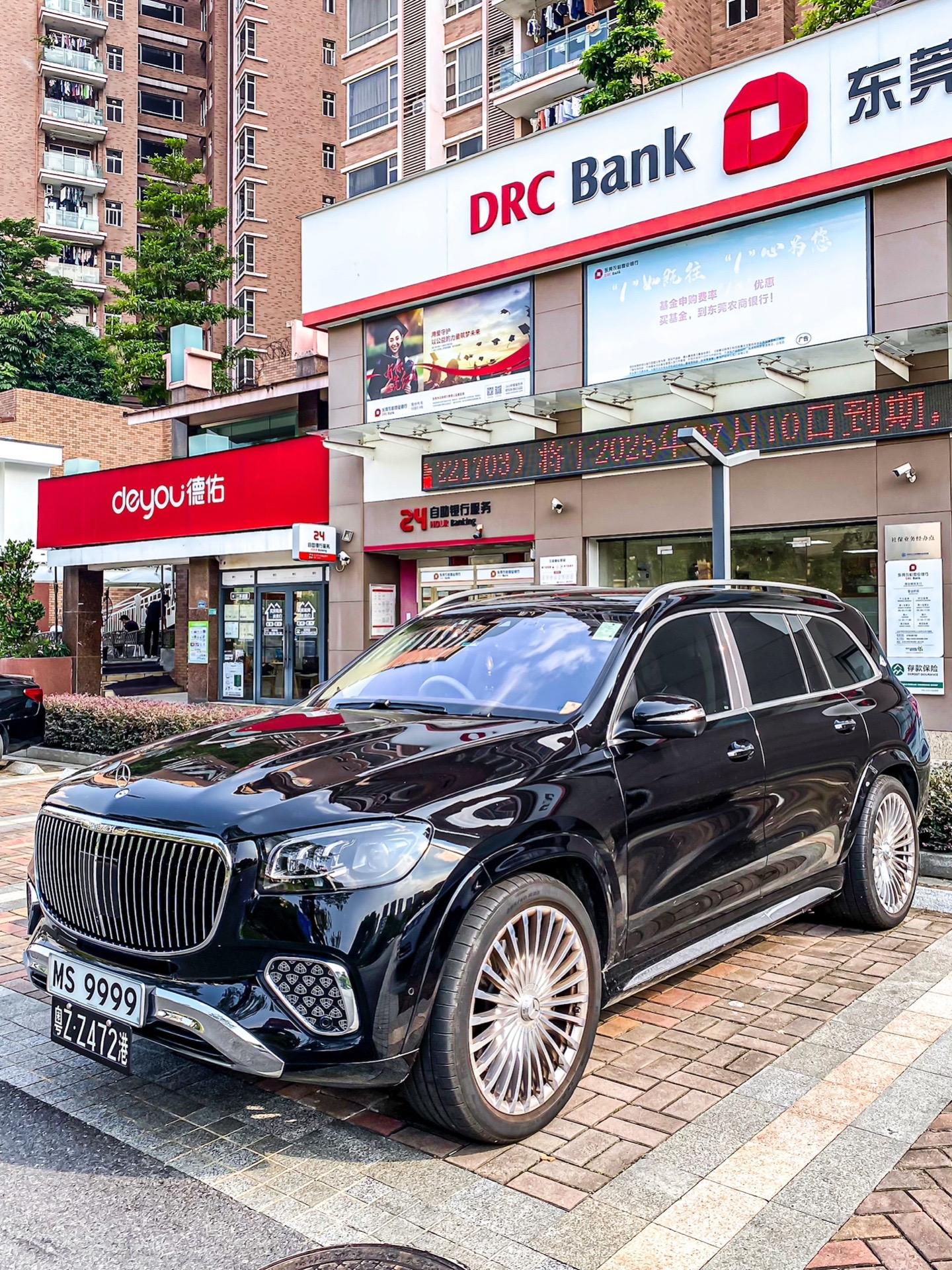 会跳舞的迈巴赫GLS600三叉星辉屹立车头如王者的威严气质独自一档配上...