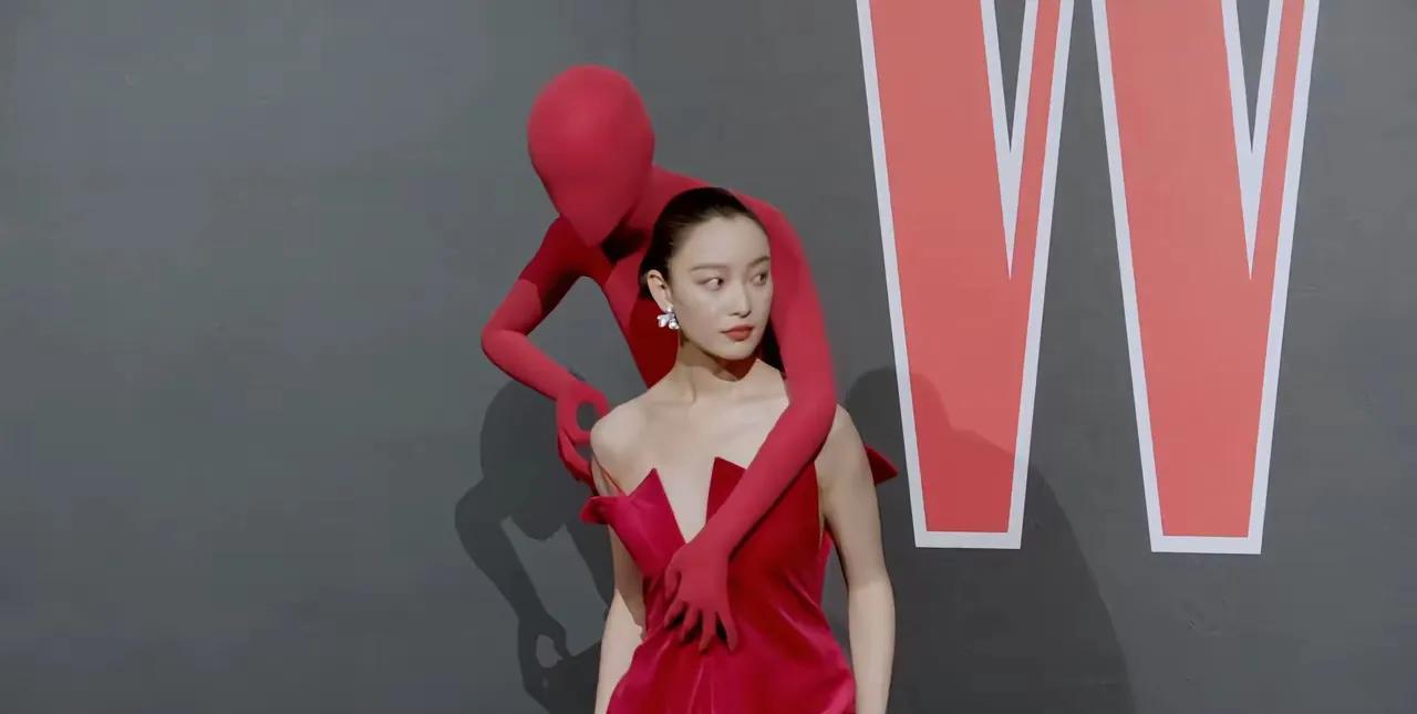 倪妮为了出名，也是拼了。出席红毯活动，别的女星打扮的光鲜亮丽，漂亮的礼服加身，