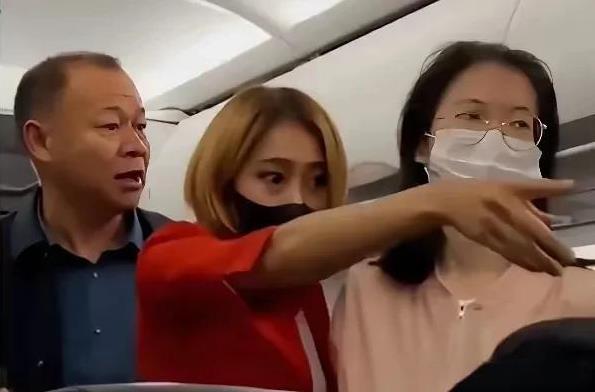 近日，在广州飞往吉隆坡的航班上，一位大爷听不懂英文，要求空姐讲中文。没想到遭到一