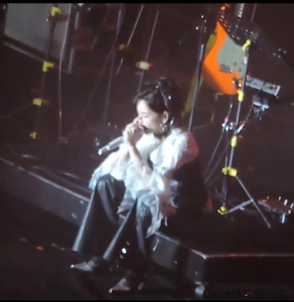 2月1日于文文在贵州商演时疑似晕倒被救护车拉走。从现场观众发的视频能看到，她演唱