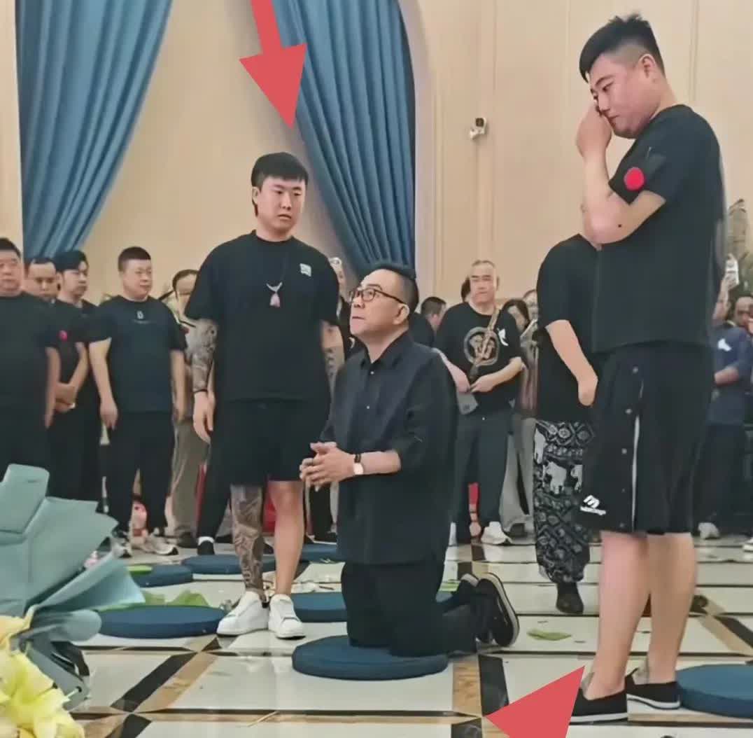 看到杨少华追悼会上的这一幕，我真的是有点想不通了，就说这杨家几兄弟到底是