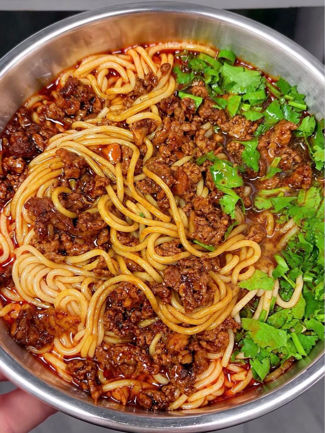 这碗炸酱肉末面，吃了十几年都吃不腻。肉末酱香浓郁，面条裹满酱汁，咸香入味越吃越香