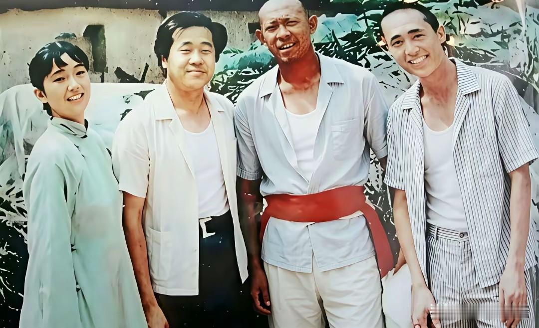 时光回溯到1987年，拍摄《红高粱》的片场群星初聚。37岁张艺谋、24岁姜文、
