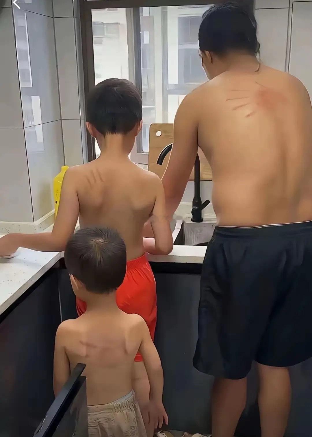 看看人家这爷仨，多勤快[捂脸哭][捂脸哭][捂脸哭]​​​