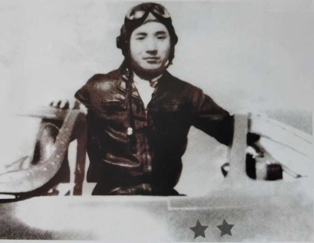 1952年，志愿军飞行员击落一架敌机后被迫跳伞，降落过程中发现同样跳伞的敌人在身