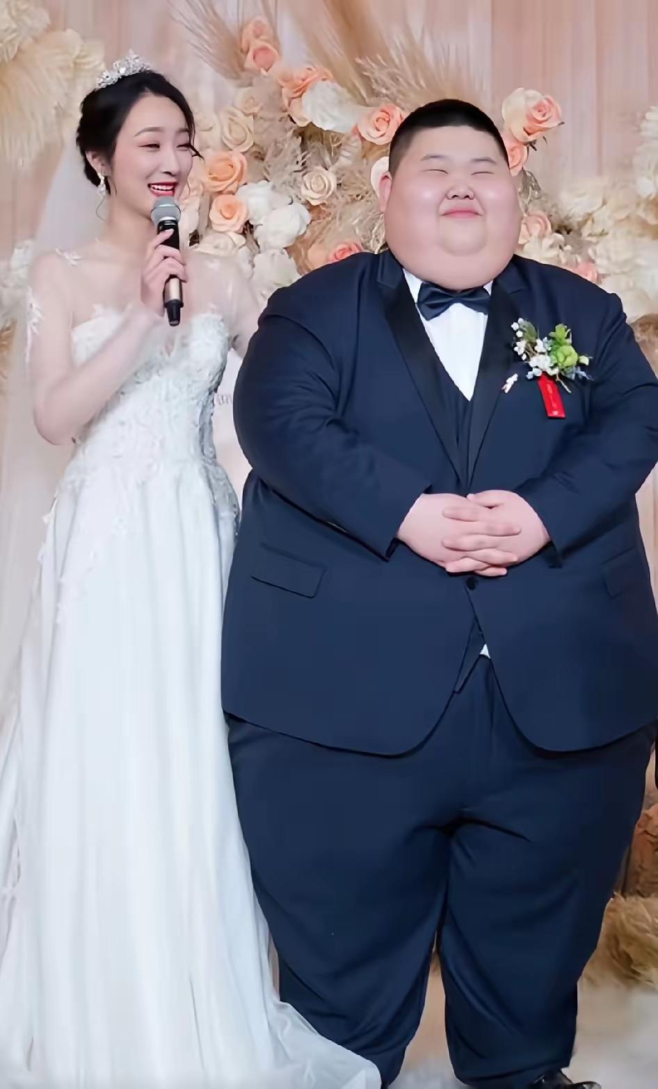 别的姑娘家有没有嫁给爱情不好说，但是这个小姑娘一定嫁给了爱情。灯光下，她身披