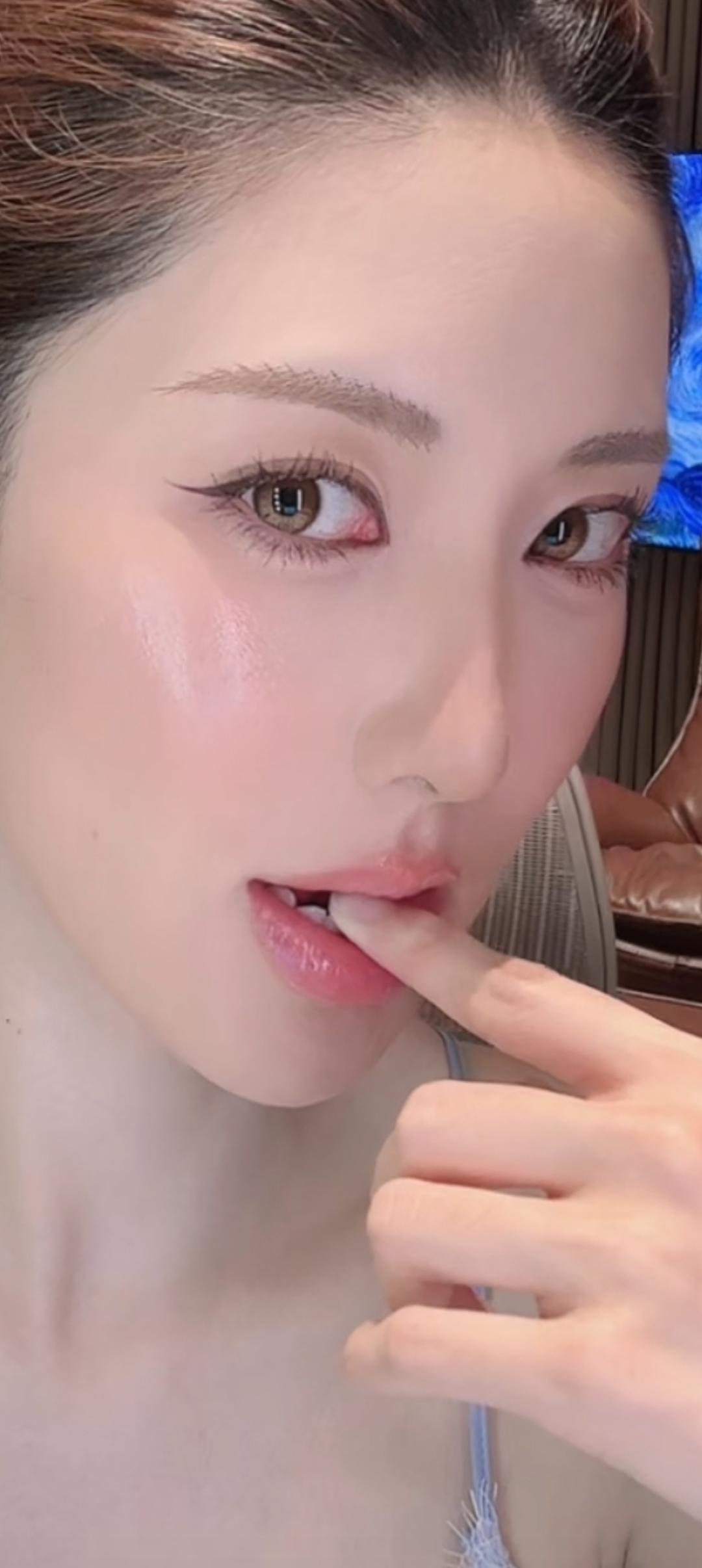 这位美女正在化妆，看起来好精致。