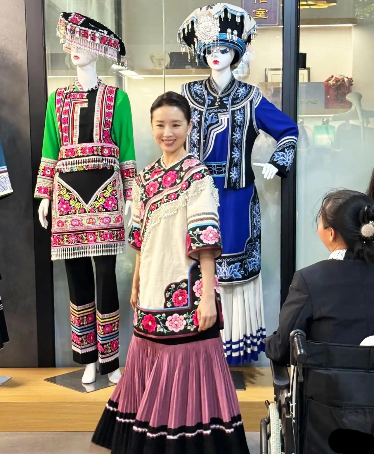 有网友在云南偶遇董洁，她穿当地的民族服饰，真的好漂亮！她现在还是冷清秋的气质，一