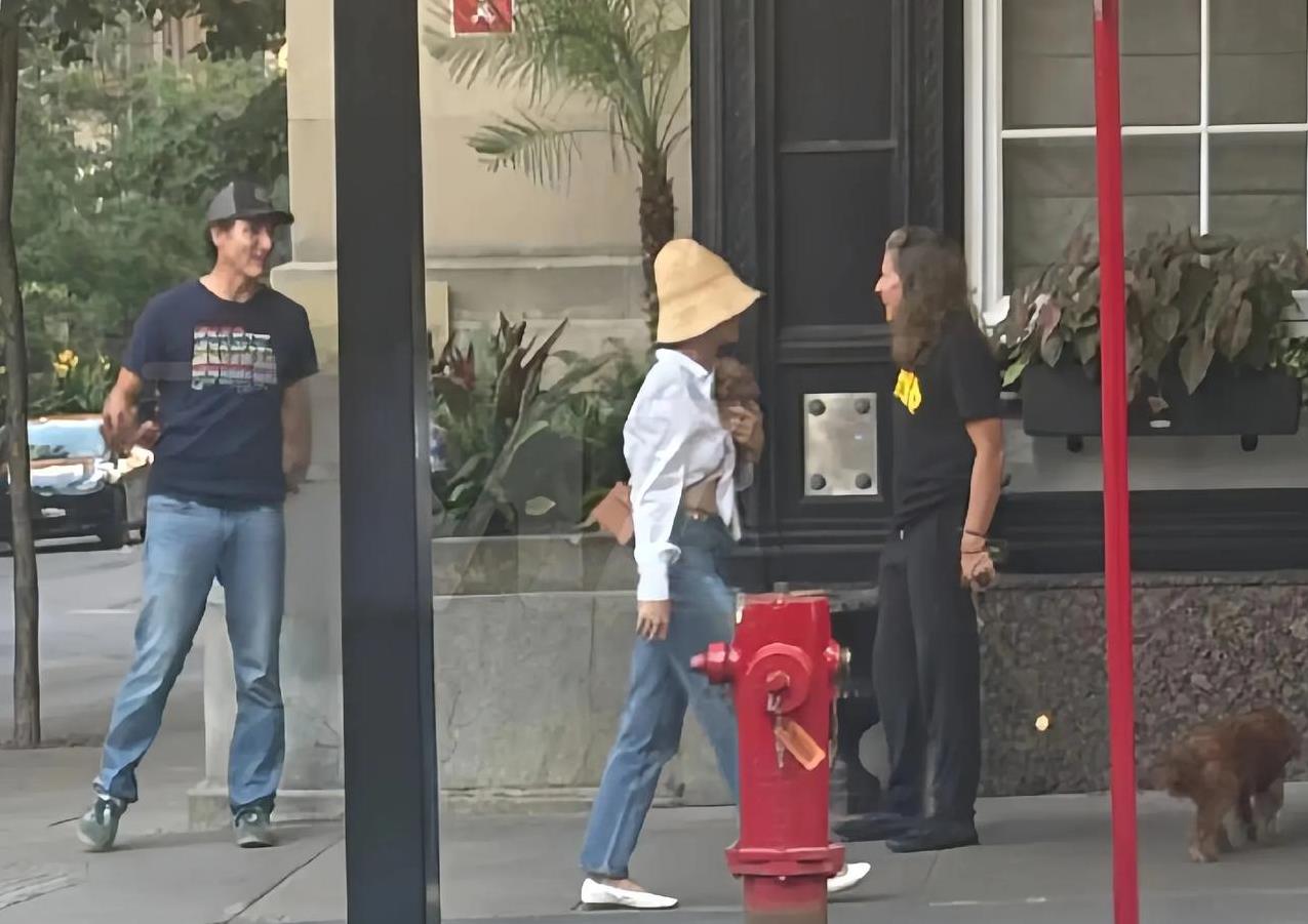 据TMZ报道，水果姐KatyPerry与加拿大前总理特鲁多先是在公园散步了一个