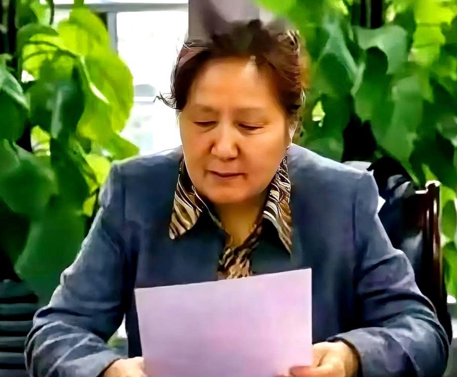 贾浅浅的硕士导师被扒出来了。你绝对想不到这个人是谁。陕西师范大学文学院教授屈