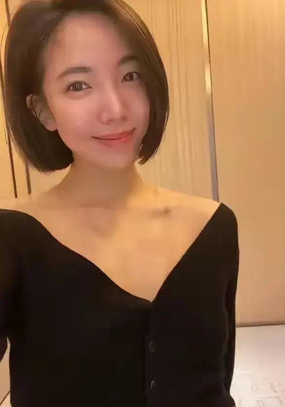 Q女士看起来很漂亮，一头短发，气质也很好，难怪宋宁峰会一眼看上她，给承诺又是给钱