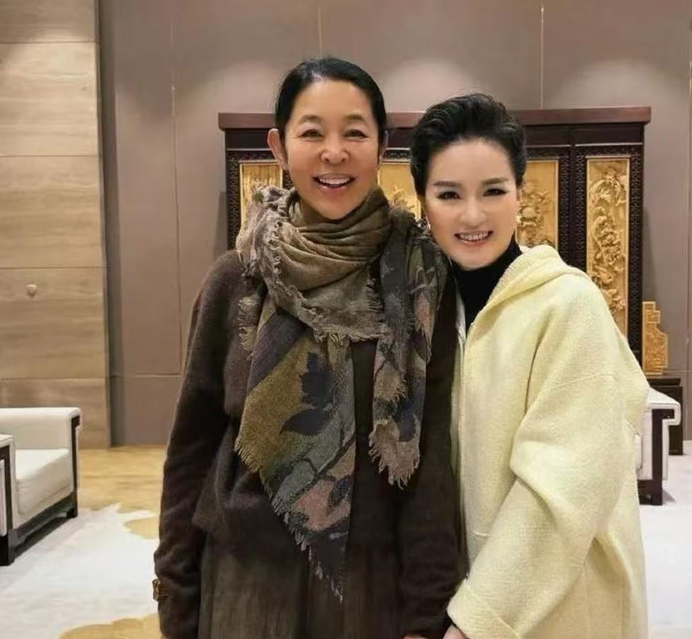 这是倪萍，怎么变得这么年轻了！！