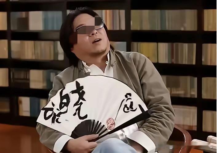 前几年，有个在美国生活多年的名人回国后，端坐在镜头前，人五人六地摇着扇子，把大洋