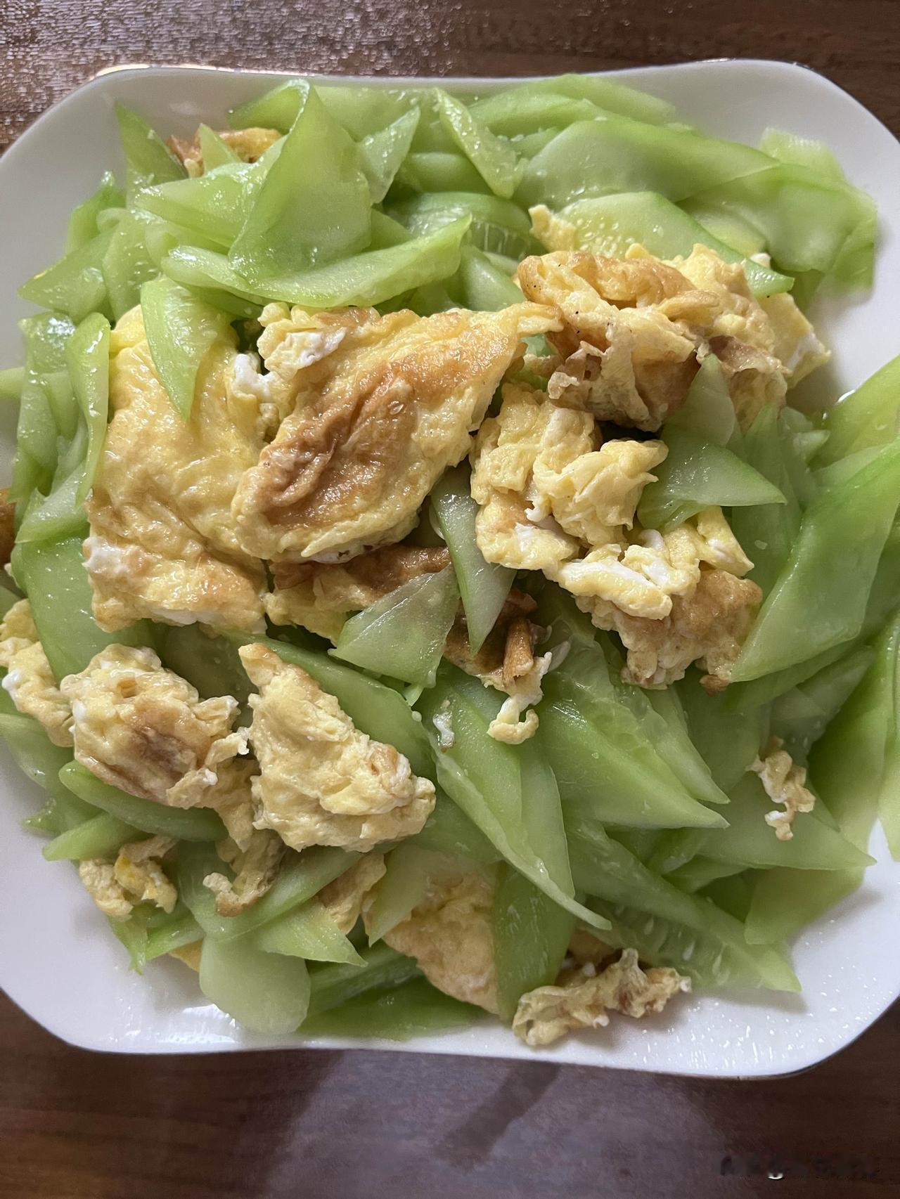 好友们晚上好！周五快乐，晚餐愉快！今天的晚餐：黄瓜炒鸡蛋蒸拆骨肉红薯玉米