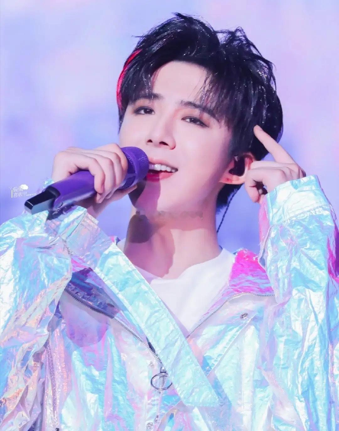 主持人好奇地问刘宇宁:“你有几套房？”刘宇宁认真地说:“我这些年的收入加起来，都