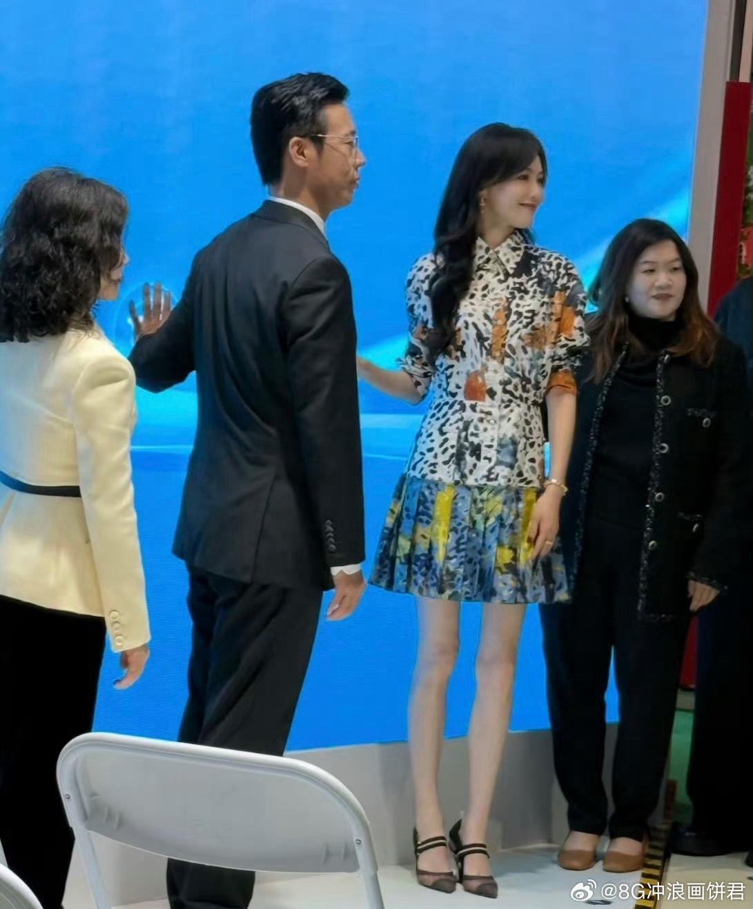 女神真的好瘦啊，出席活动状态好好温柔又美丽～唐嫣整个人身材高挑四肢纤细，可脸部又