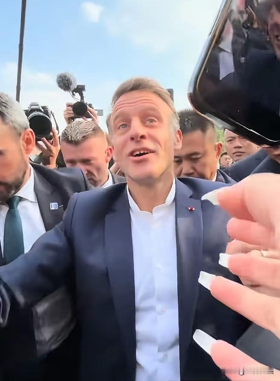 马克龙的魅力的确与众不同，这么多人和他热情交流，争相握手，足以看出对他的喜欢程度