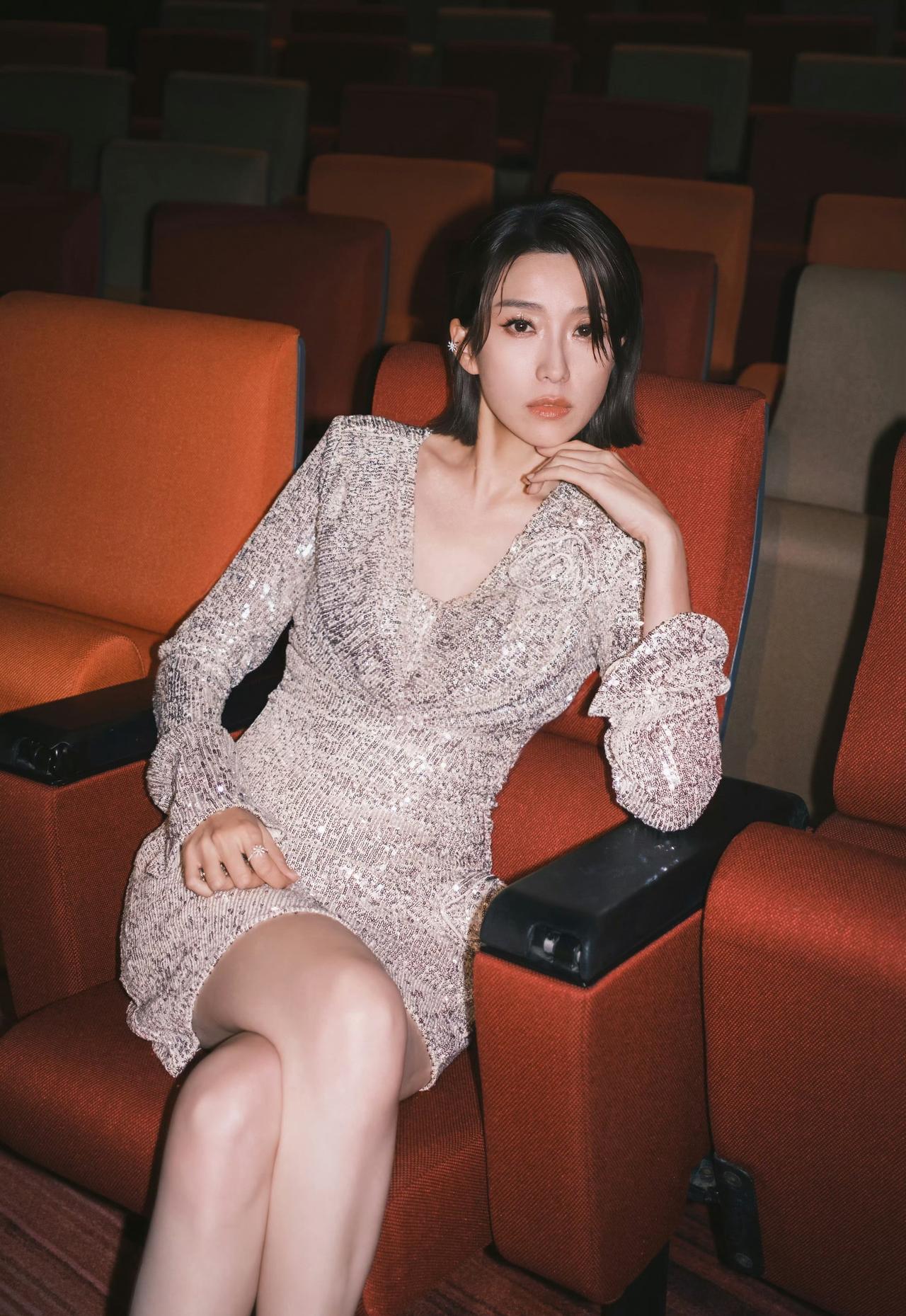 深V领修饰脸型，喇叭袖遮肉又复古，亮片在暗场里自带高光，把人衬得像颗会发光的钻石