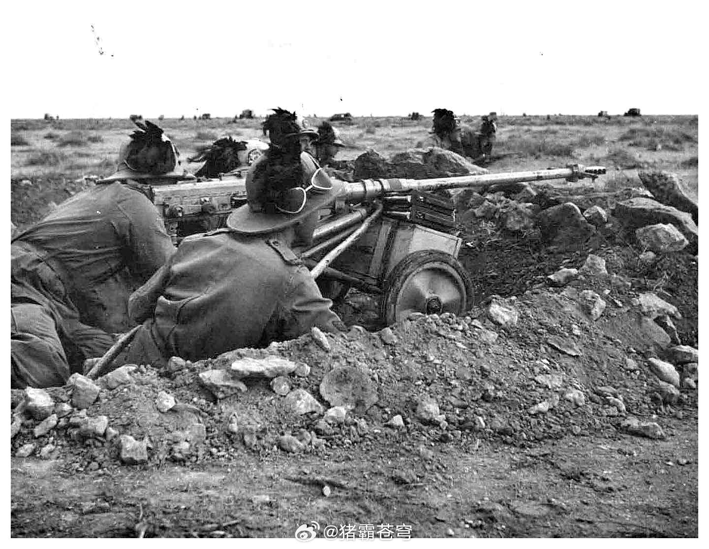 二战意大利皇家陆军的贝萨格列里步兵。他们驻扎在北非，装备的是瑞士索洛图恩S-18