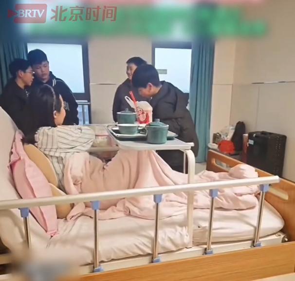 “好老师影响孩子一生！”浙江一女老师刚顺产完两天，病房门就被四个小男孩探着脑袋挤