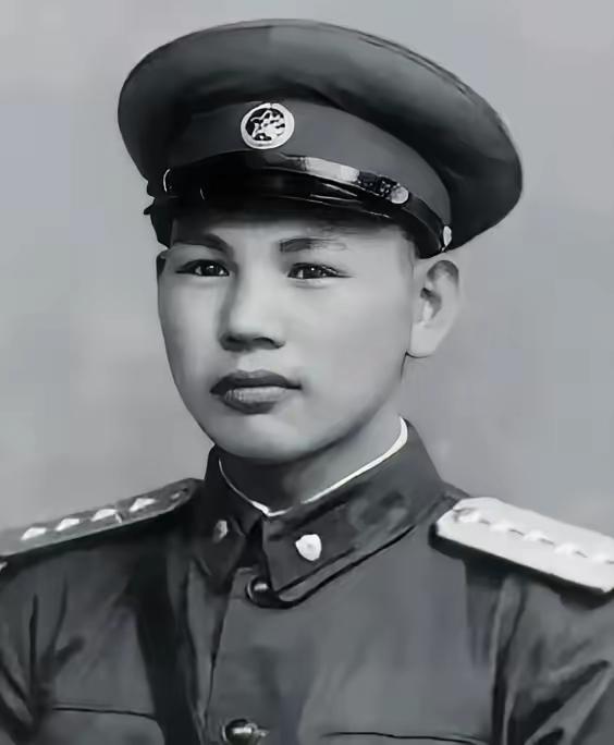 1945年，八路军在公路上伏击日军，排长见日军人数太多，就下令撤退，谁知一个小战