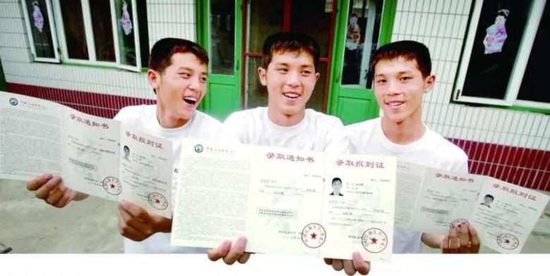 “最牛三胞胎！山东3胞胎兄弟考上同一所大学，竟在2019年又同一天结婚，众人纷纷