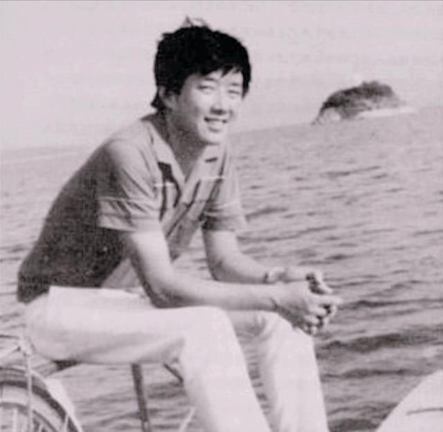 1976年，杭州汽轮机厂的工人李君旭正在上班，突然几个持枪的人闯进车间。当即，这