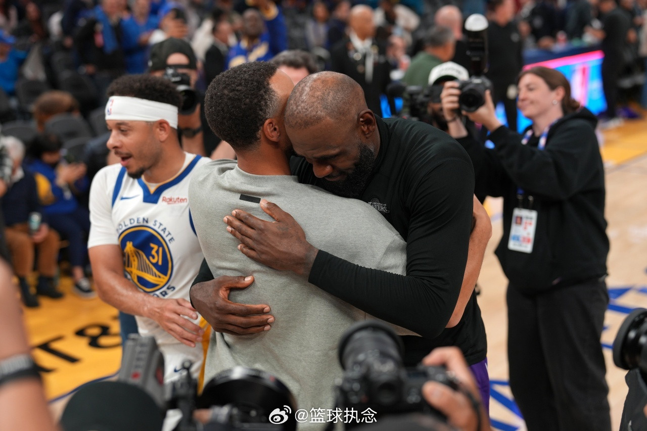 阿里纳斯：我目前的GOAT是乔丹前NBA球员阿里纳斯在节目中说道：“我现在把乔丹