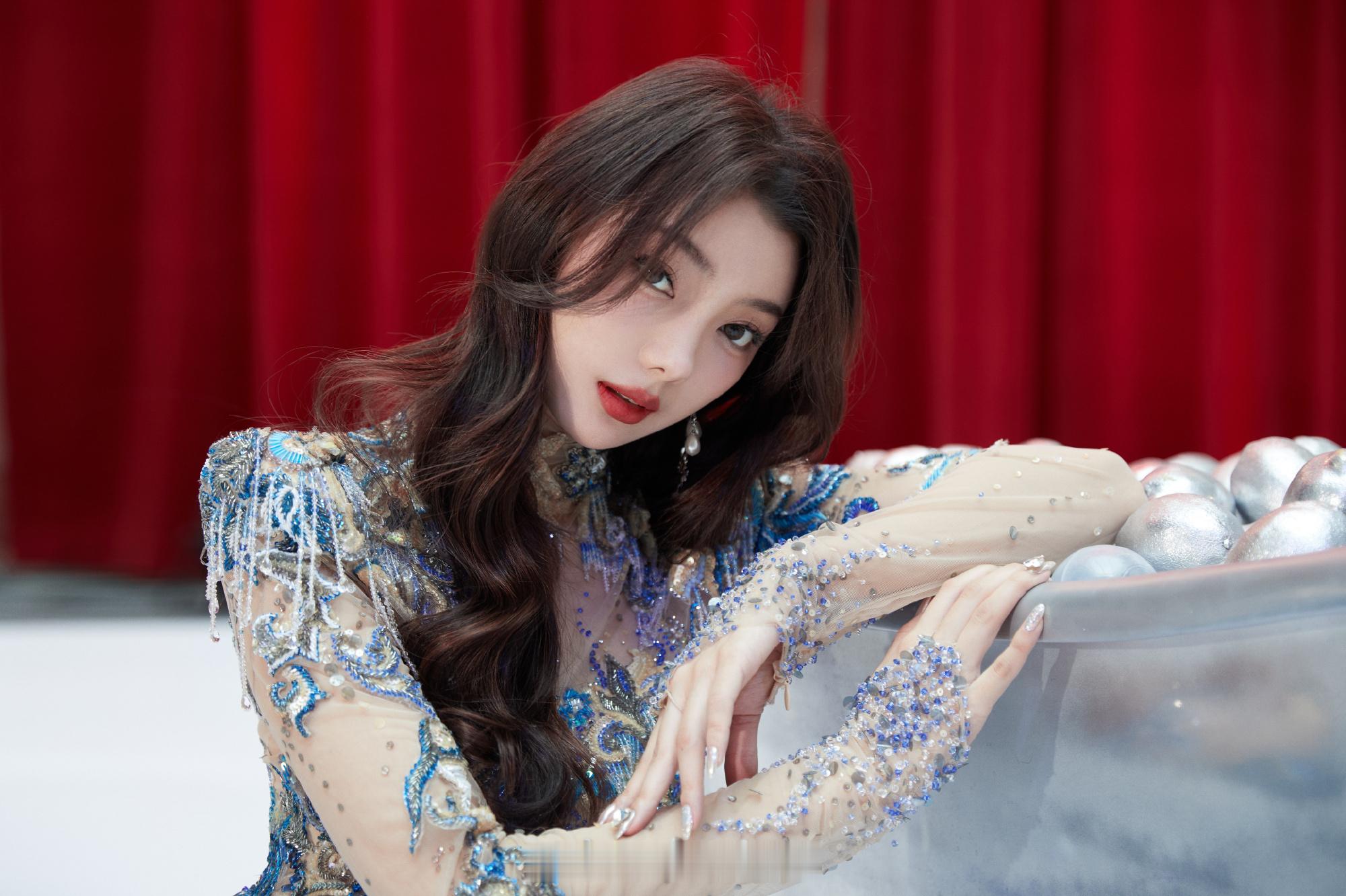 李紫婷青花瓷鱼尾裙曼妙身姿尽显