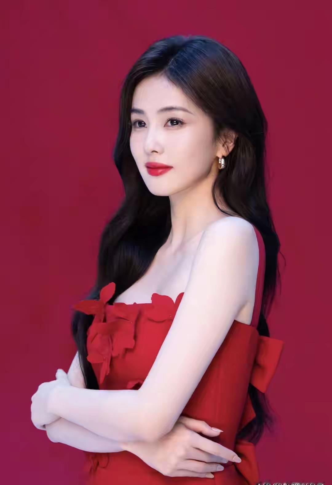 别再只聊她的恋爱了。2023年，白鹿完成了一次教科书级别的“原始资本转换”。把