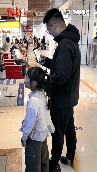 西安商场那个视频，真是绝了。一个小丫头，在人堆里走着走着，特自然地就牵上了旁边一