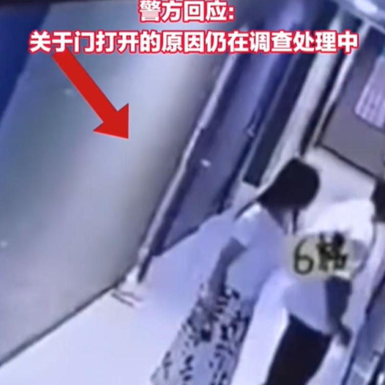 广州，女子去酒店开房，关门后就做隐私的事情了，衣物都褪光后女子一丝不挂的走在房