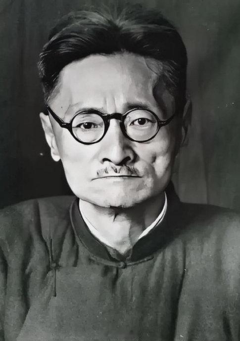 1928年，蒋介石视察安徽大学，结果校长居然不安排列队迎接，气得蒋介石直骂人，谁