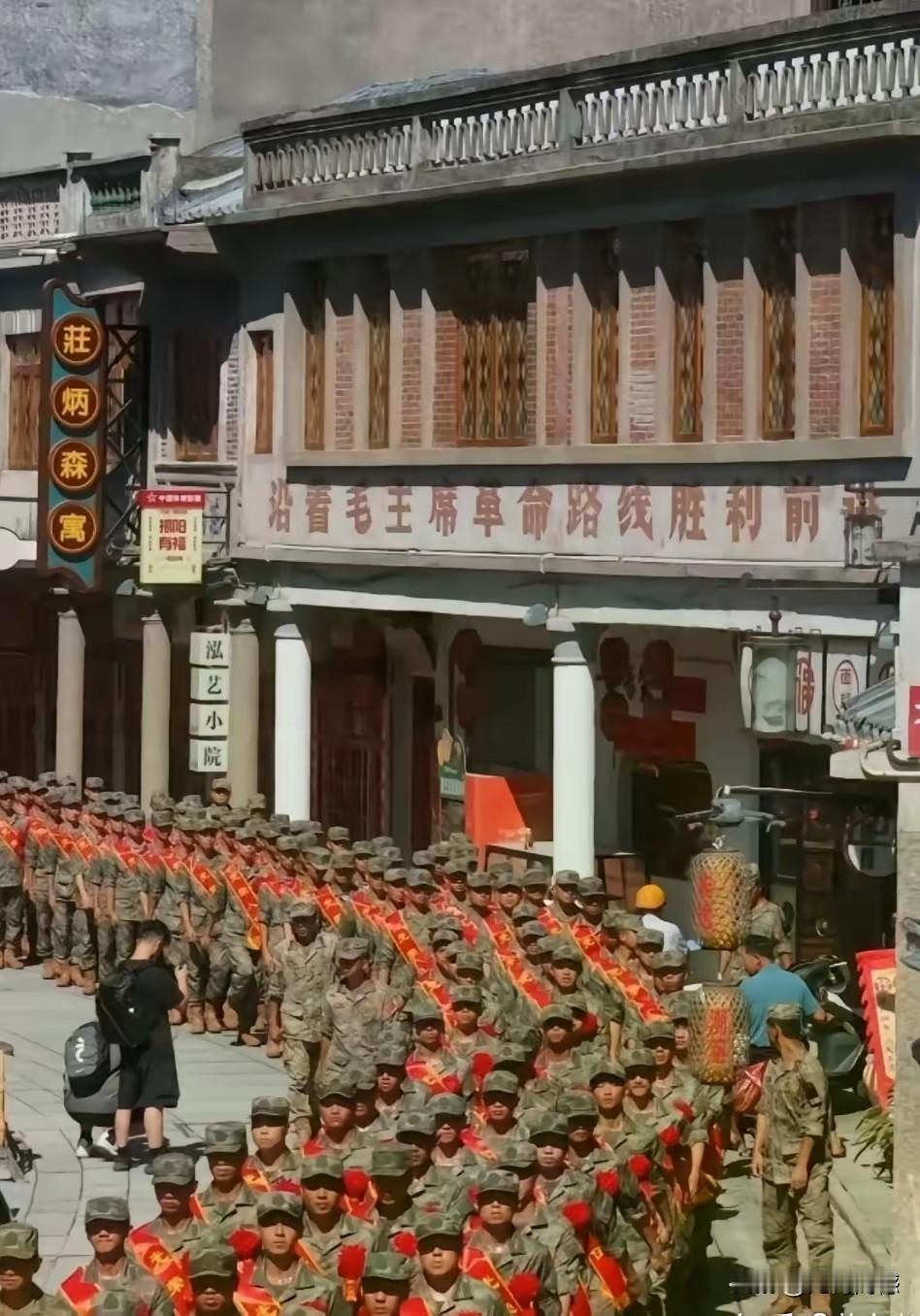 这张照片拍摄的太经典了，过去的文字和现在的情景完美结合，赋予这张照片一种力量，一