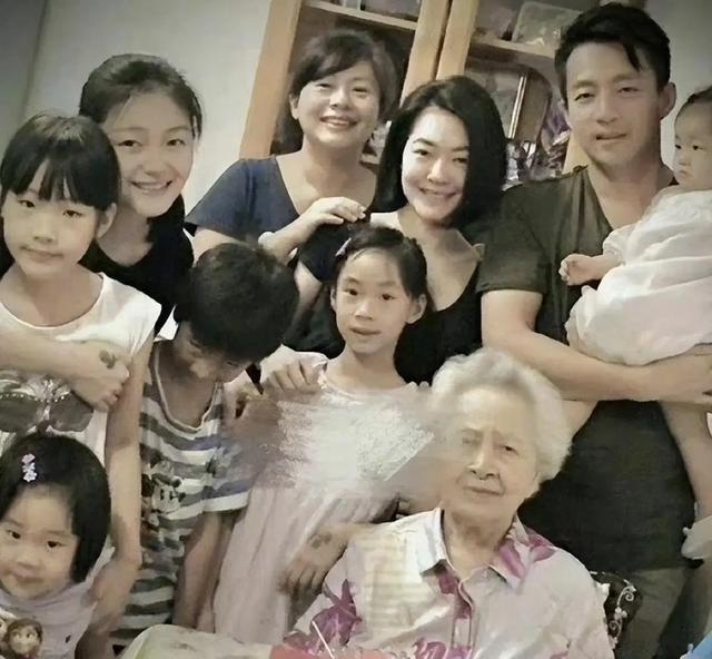 其实说到底，大S的大姐才是最低调、最踏实的一个。如果她妈妈和妹妹小S，能像大姐一