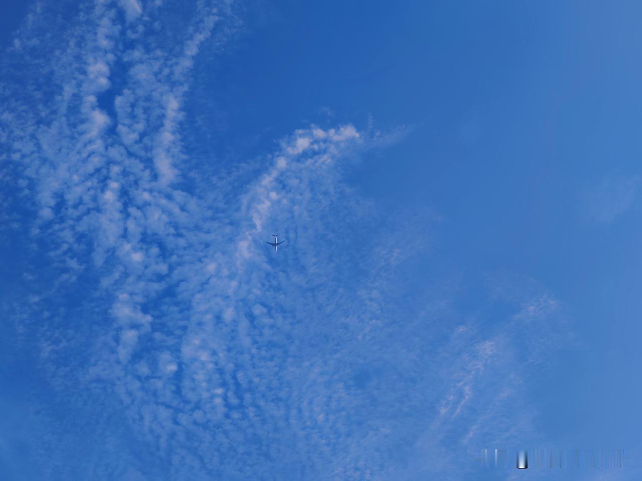 济南月工资平均一万多，当然，这是数据显示。实际的工资应该是远远低于1万的。如果夫
