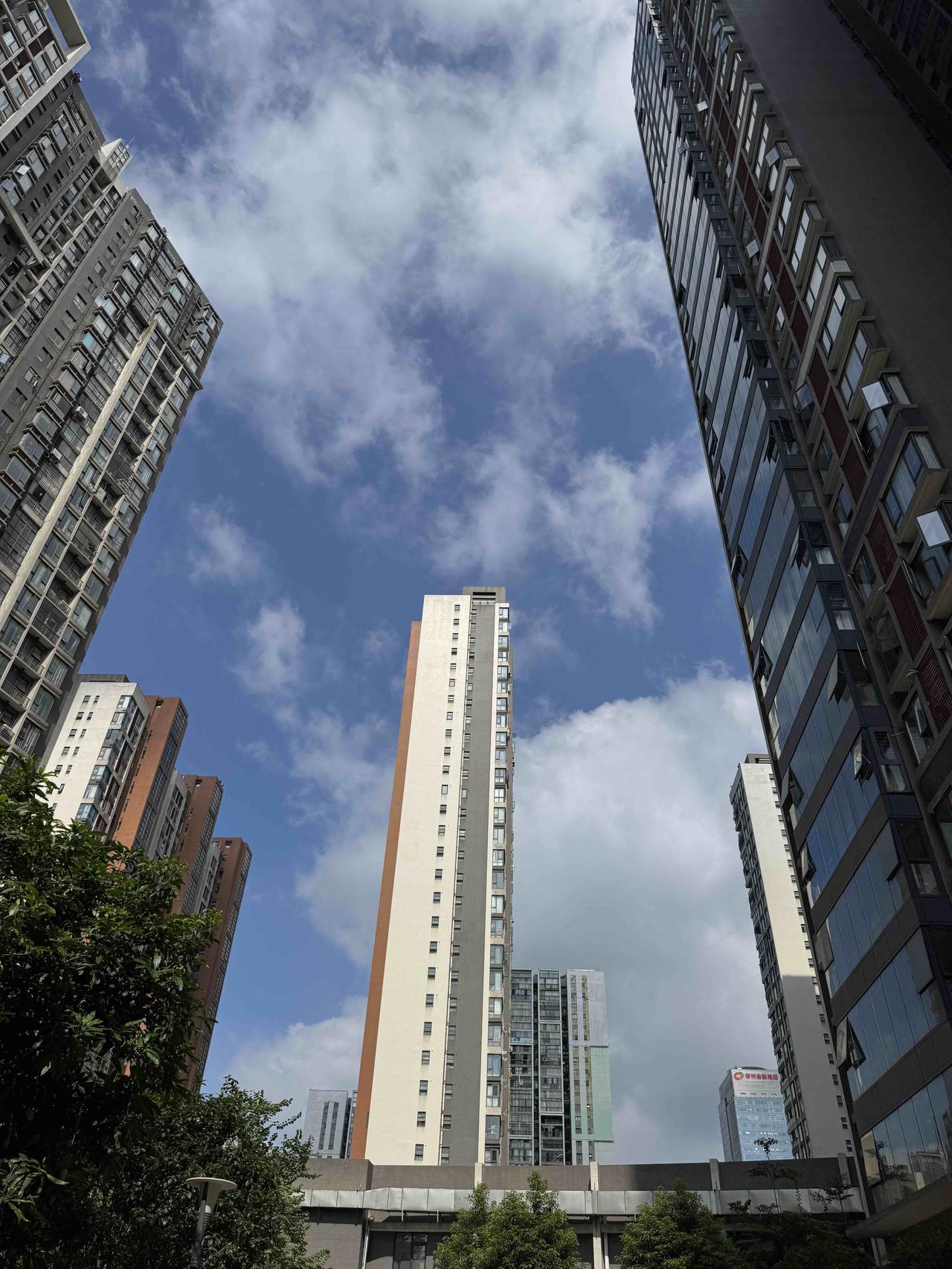 房子是上个月挂出去的，心是这个月死的！160万的房子，中介建议挂75万，崩溃了！
