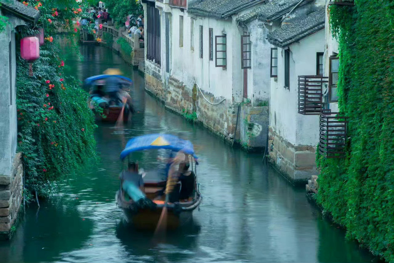 烟雨迷蒙，潺潺流水……周庄，总勾起人们心中梦。