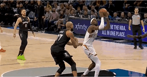 戈贝尔这个空中肘人的动作是非常非常危险的尤其马威这种出了名的玻璃人这里必须